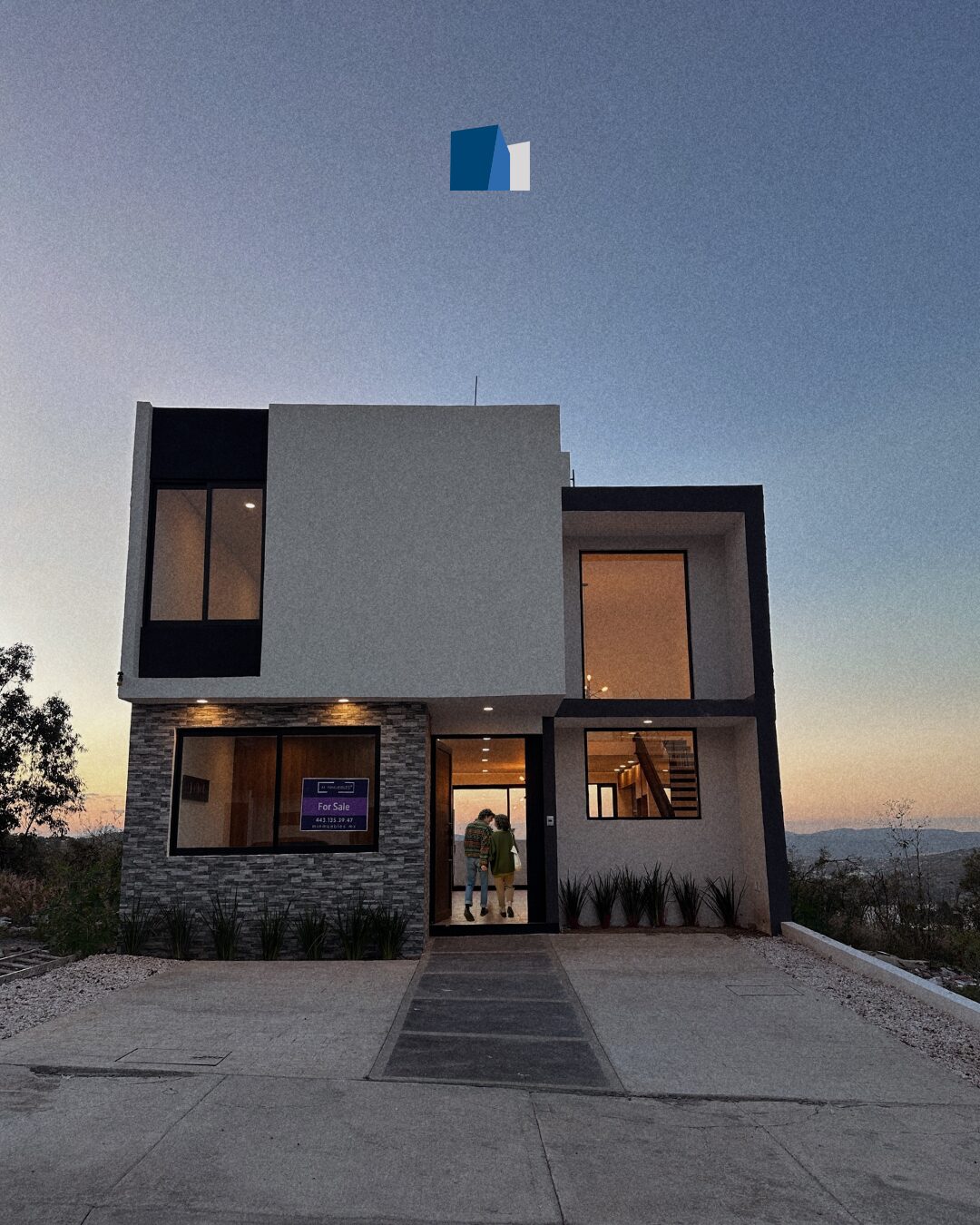 Main facade of Casa Alba at sunset, modern home built by Mircon Constructora in Morelia