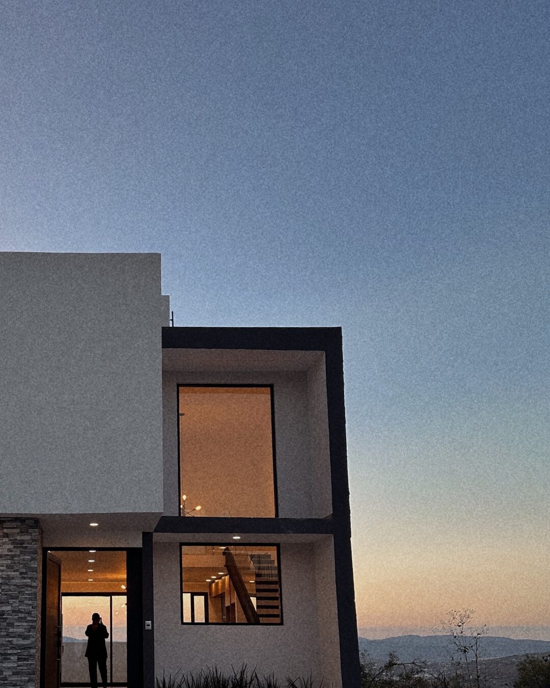 Casa Alba facade lit at dusk, completed project by Mircon Constructora in Morelia, Michoacan