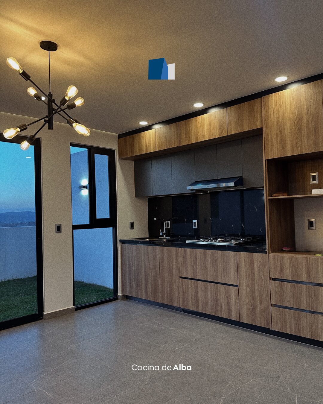 Fitted kitchen of Casa Alba with black countertop and wood cabinetry, Mircon Constructora in Morelia