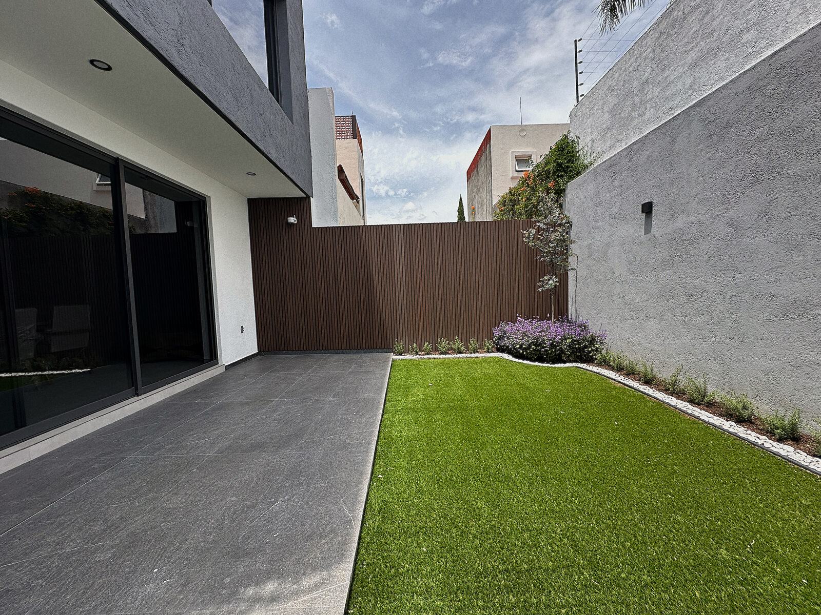 Outdoor terrace and back garden · Casa Britania by Mircon Constructora, Morelia