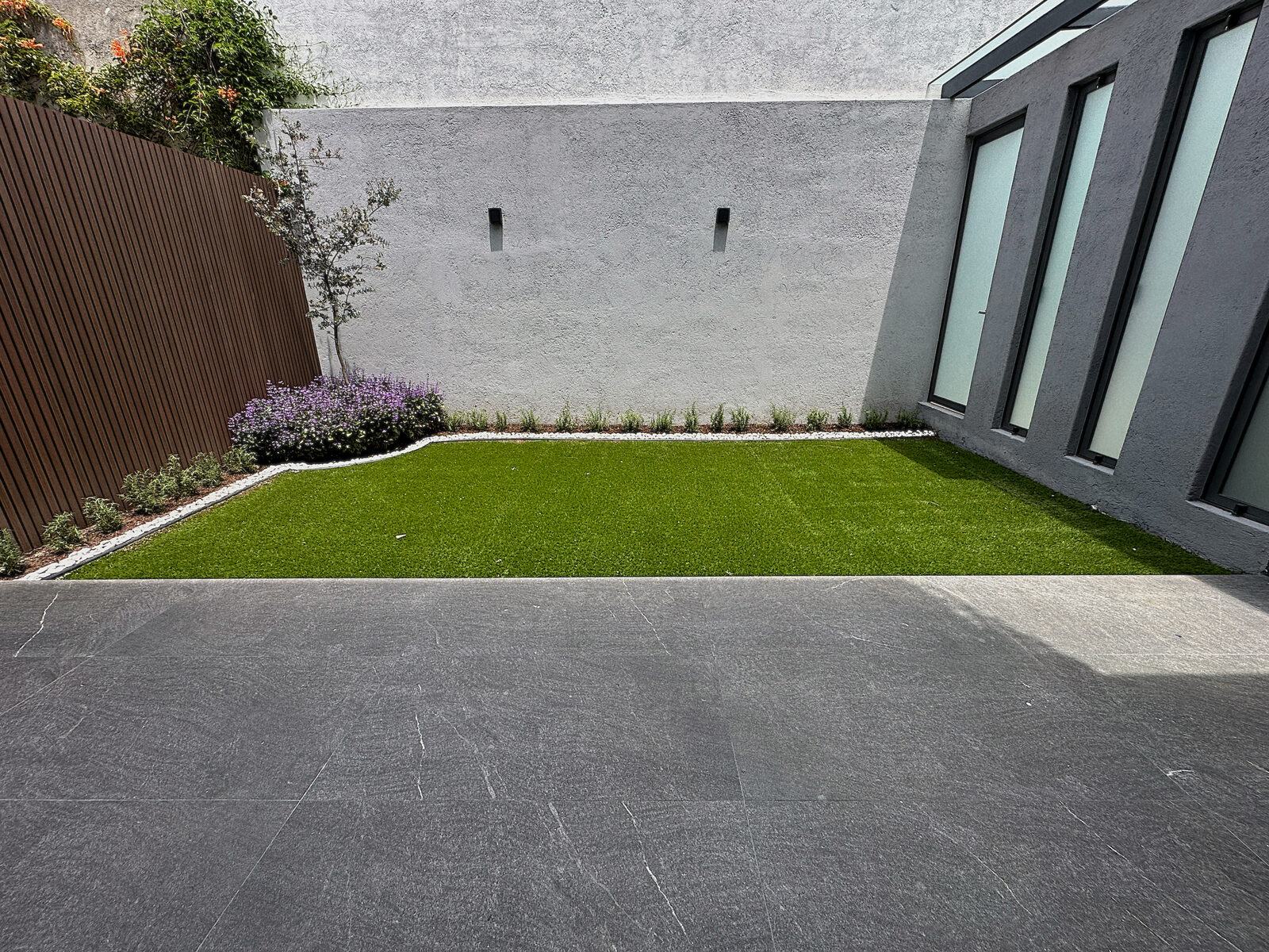 Side view of the back garden · Casa Britania, contemporary home in Morelia