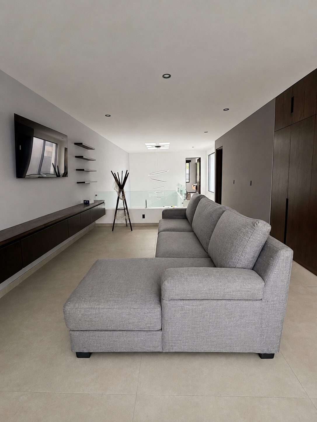 TV room with minimalist finishes · Casa Britania by Mircon in Morelia