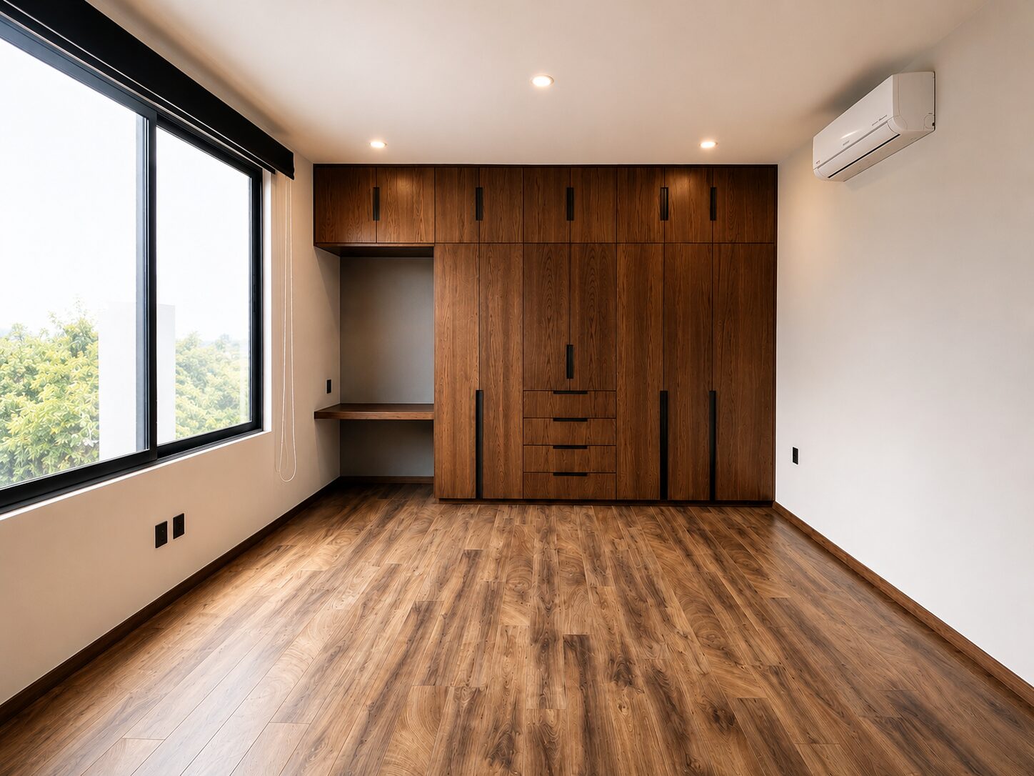 Secondary bedroom with wood closet and built-in desk · Casa Britania, Morelia