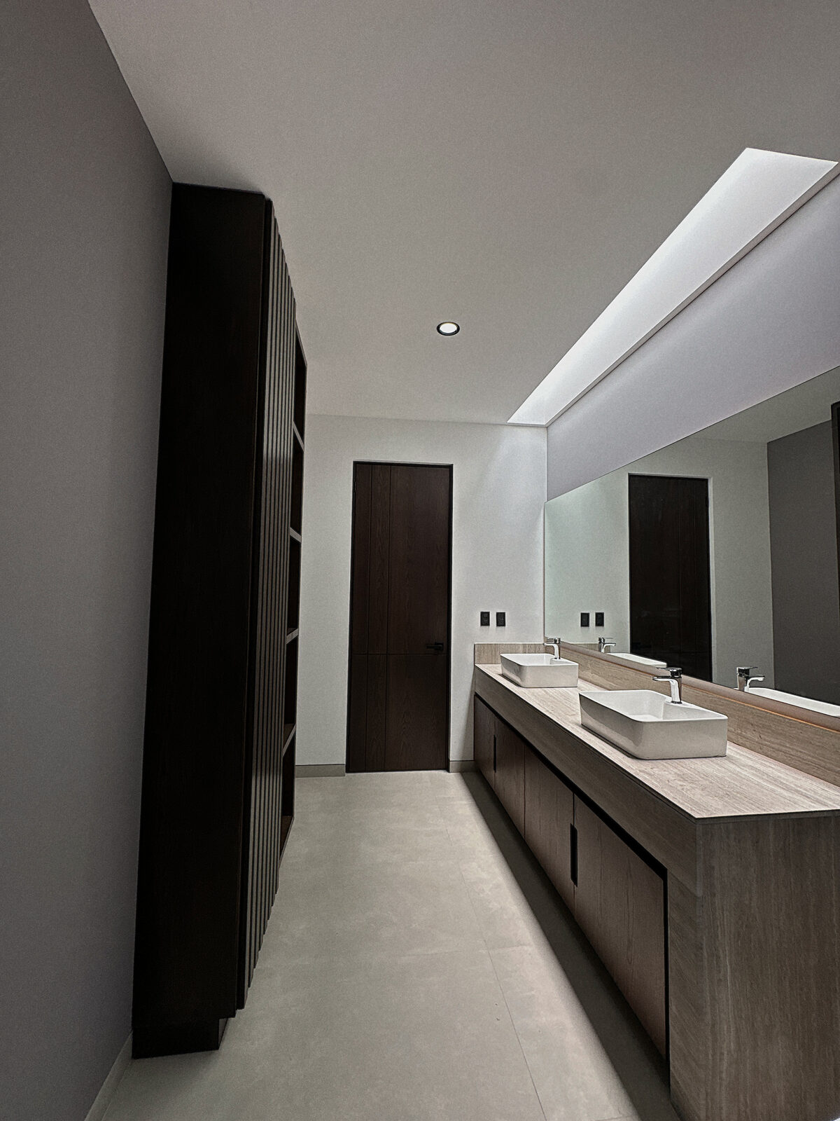 Master bathroom with double sink and skylight · Casa Britania by Mircon Constructora