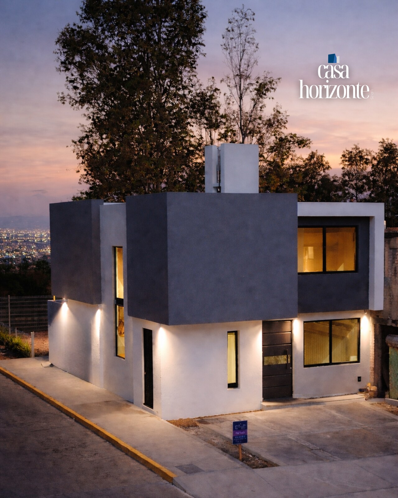 Fachada nocturna iluminada con vista a la ciudad · Casa Horizonte (Cirantana UP-15) por Mircon Constructora en Morelia