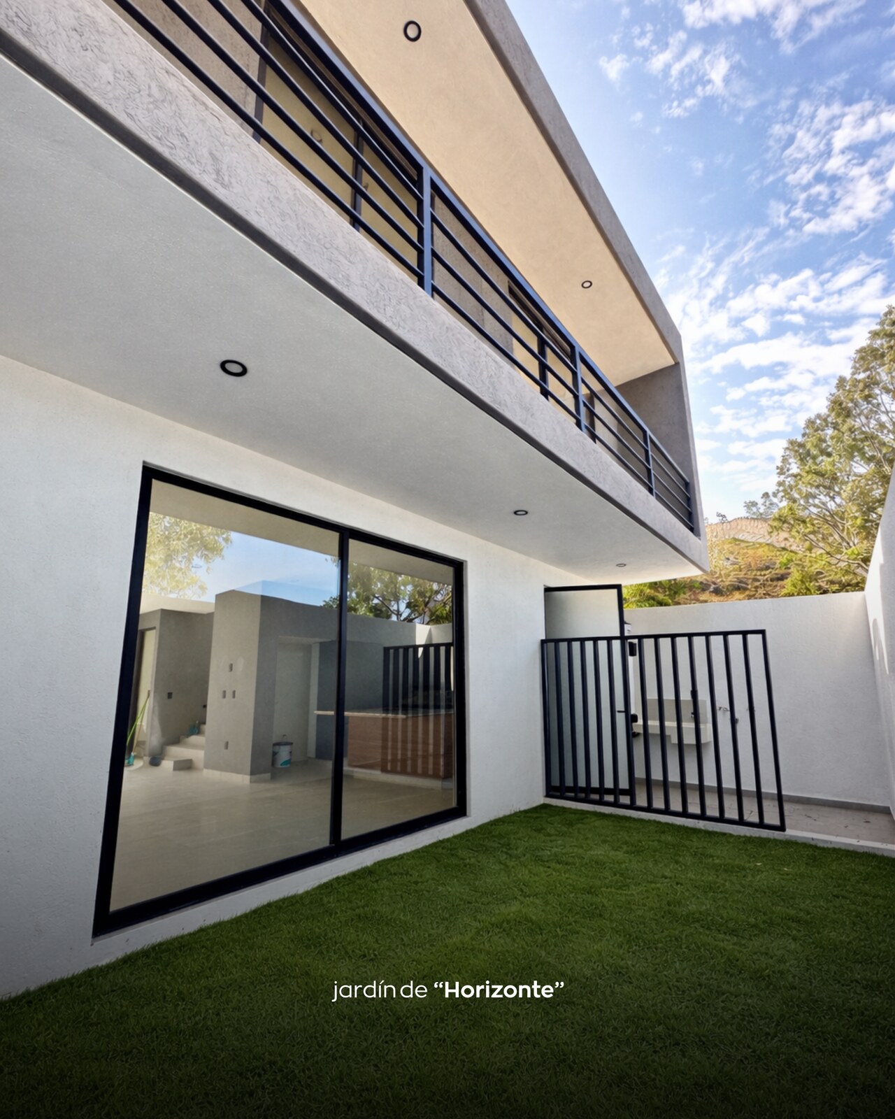 Jardín trasero con balcón y ventanal corredizo · Casa Horizonte por Mircon Constructora