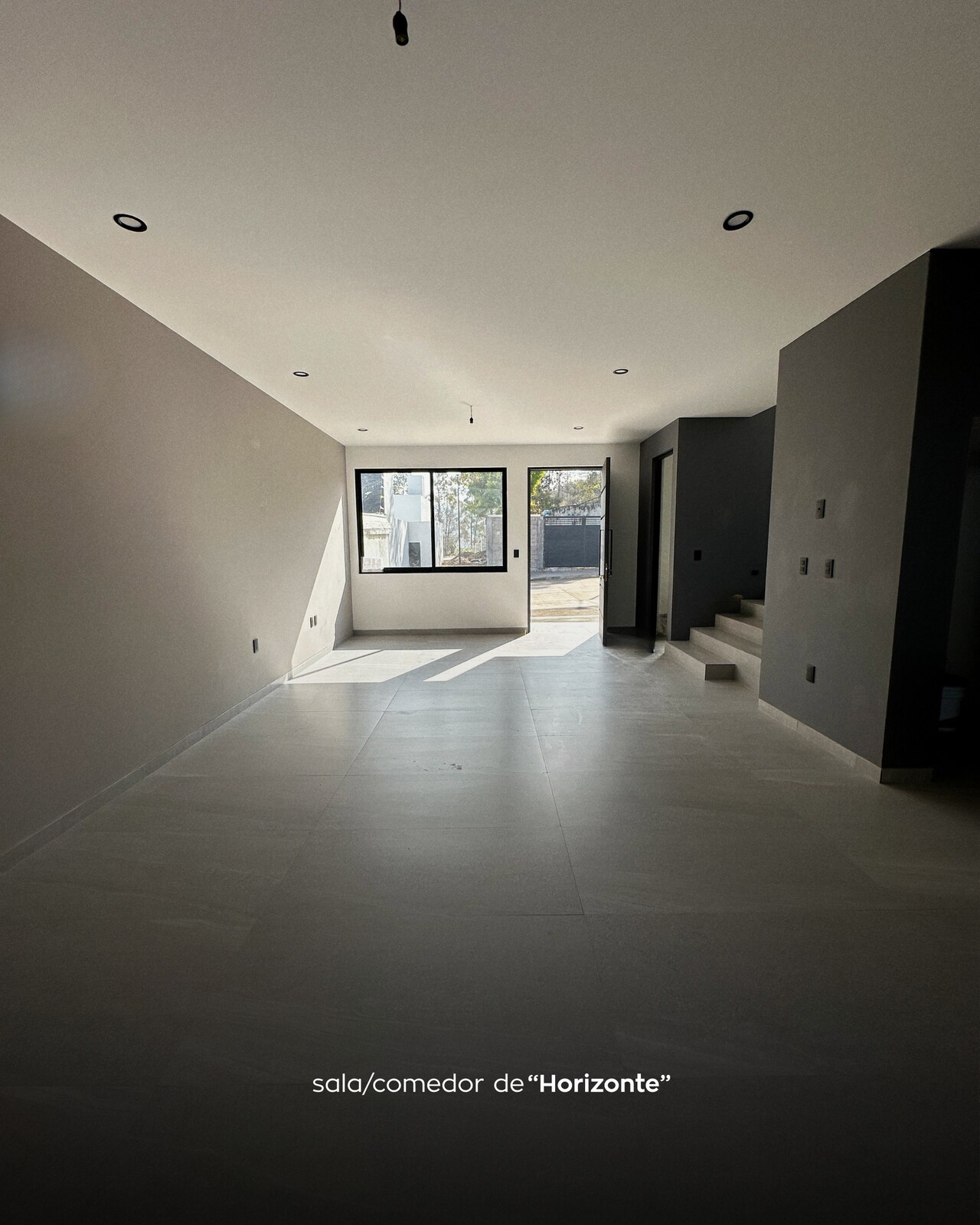 Sala y comedor con ventanal corredizo al jardín · Casa Horizonte por Mircon en Morelia