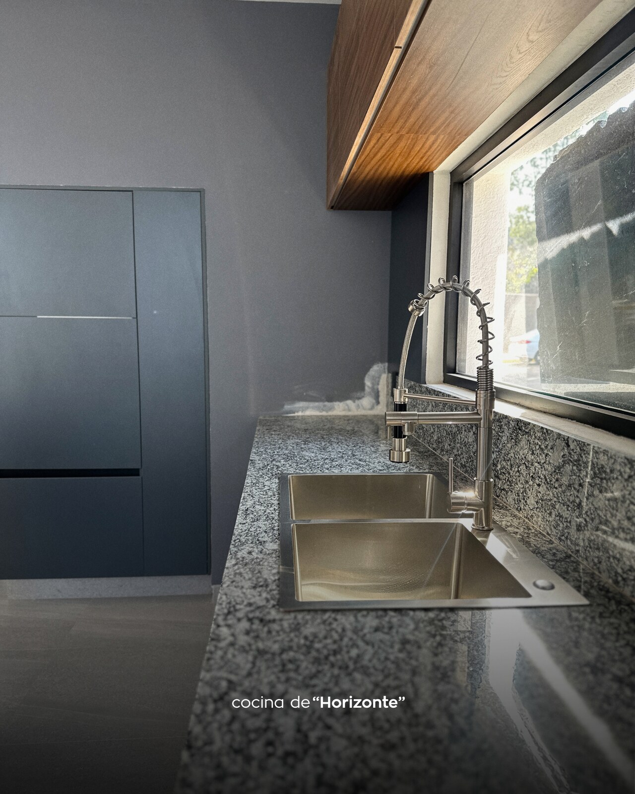 Detalle de tarja con llave gooseneck cromada y cubierta de granito · Casa Horizonte