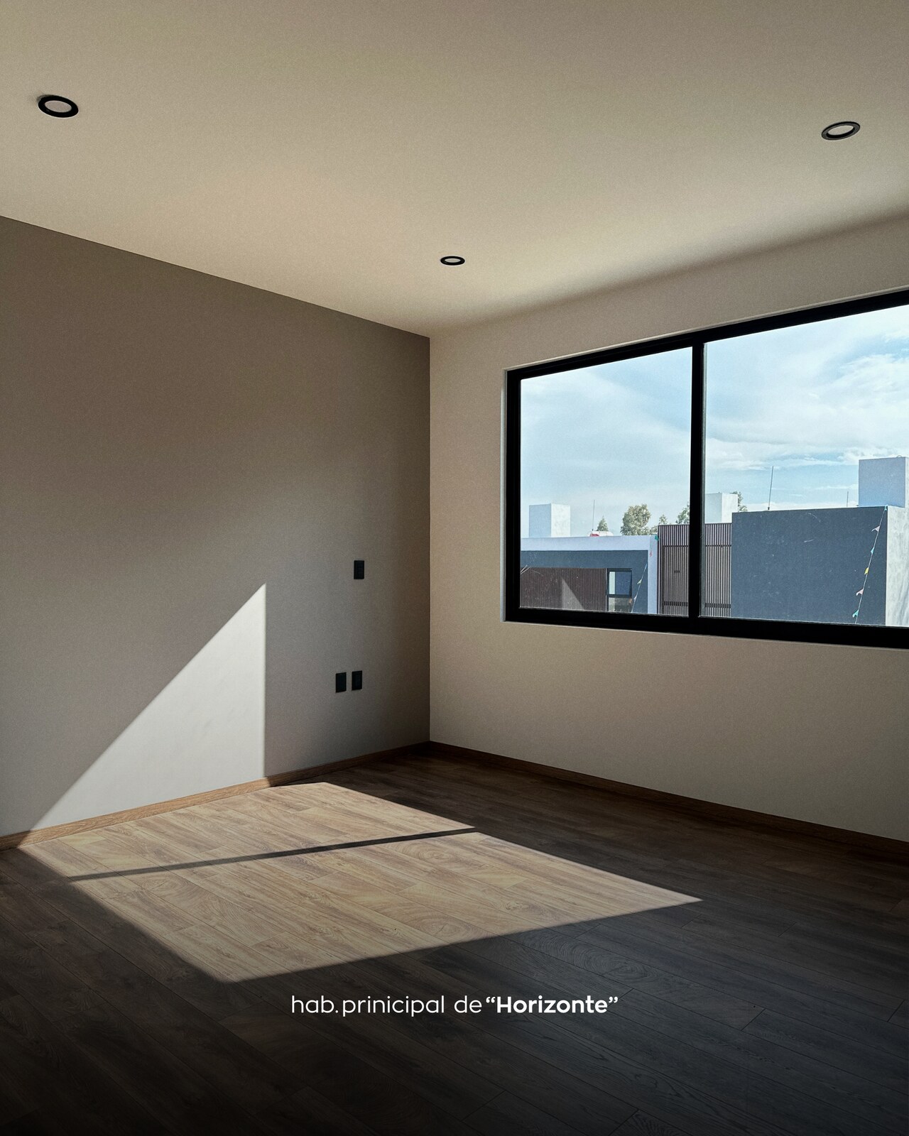 Habitación principal con ventanal panorámico y vista a la ciudad · Casa Horizonte