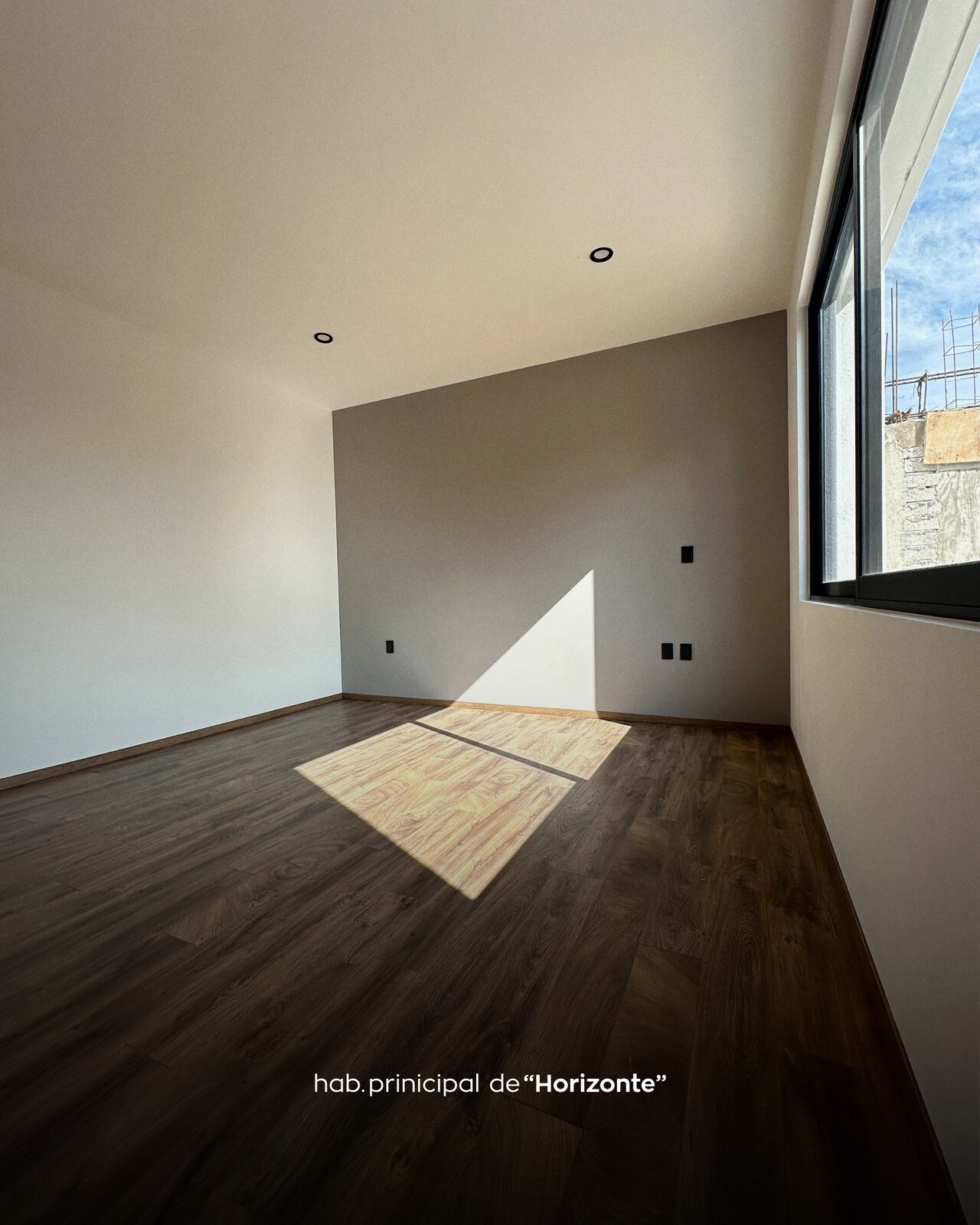 Habitación principal con ventana lateral y entrada de luz natural · Casa Horizonte