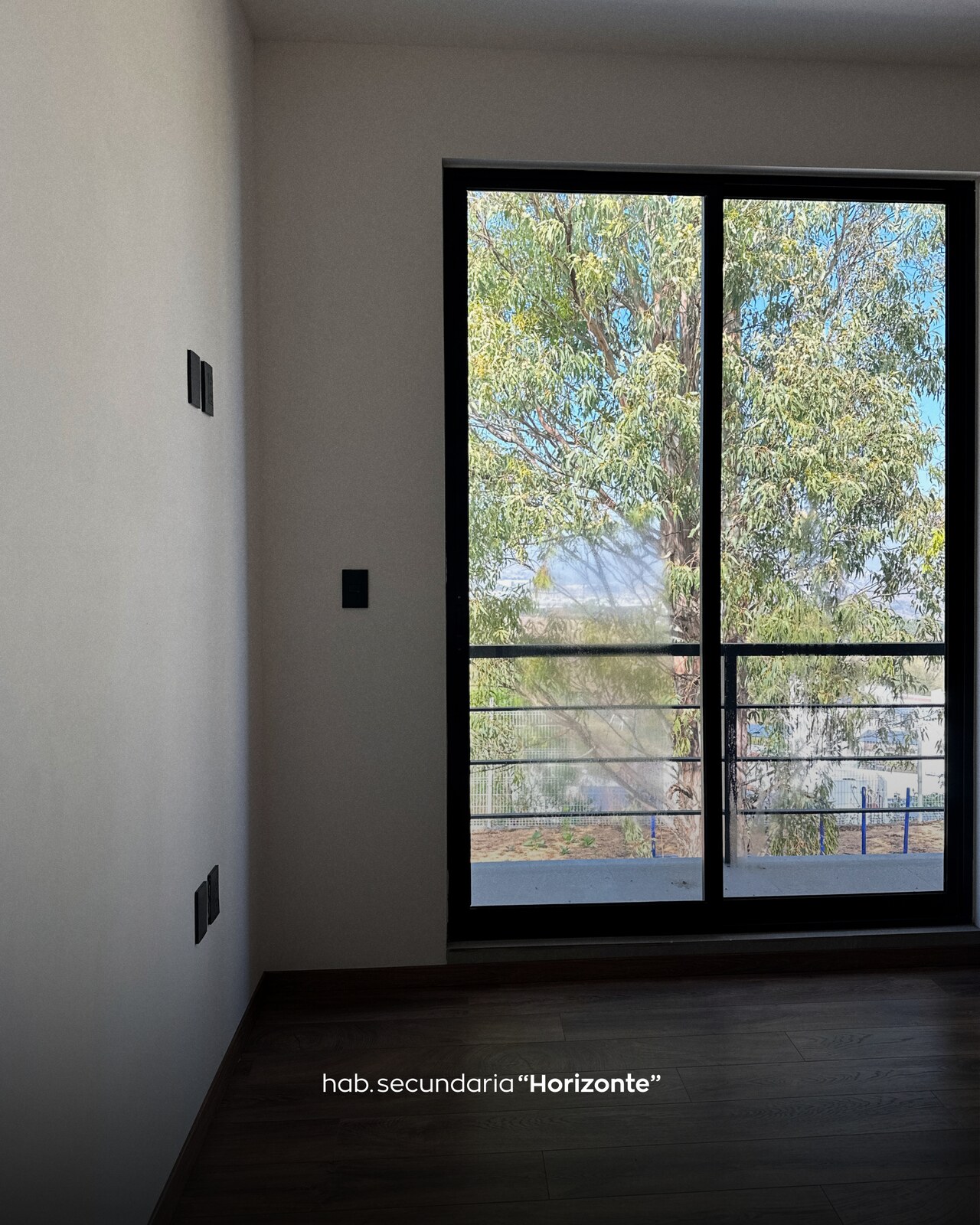 Habitación secundaria con balcón y vista a la vegetación · Casa Horizonte por Mircon