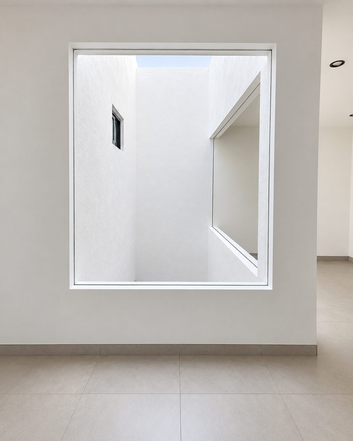 Light well with fixed window and natural lighting · Casa Magna by Mircon Constructora