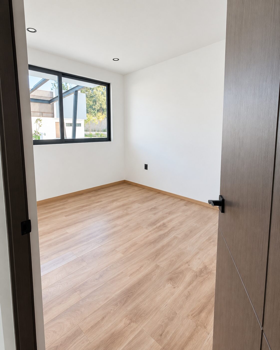 Bedroom seen from the wooden door · Casa Magna by Mircon Constructora in Morelia