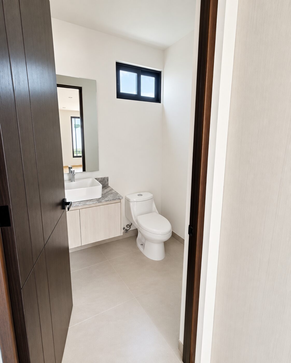 Guest half bathroom with wooden door · Casa Magna, Mircon Constructora
