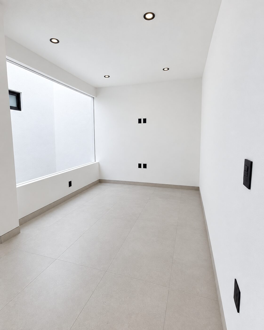 Study with large window to the light well · Casa Magna by Mircon Constructora in Morelia