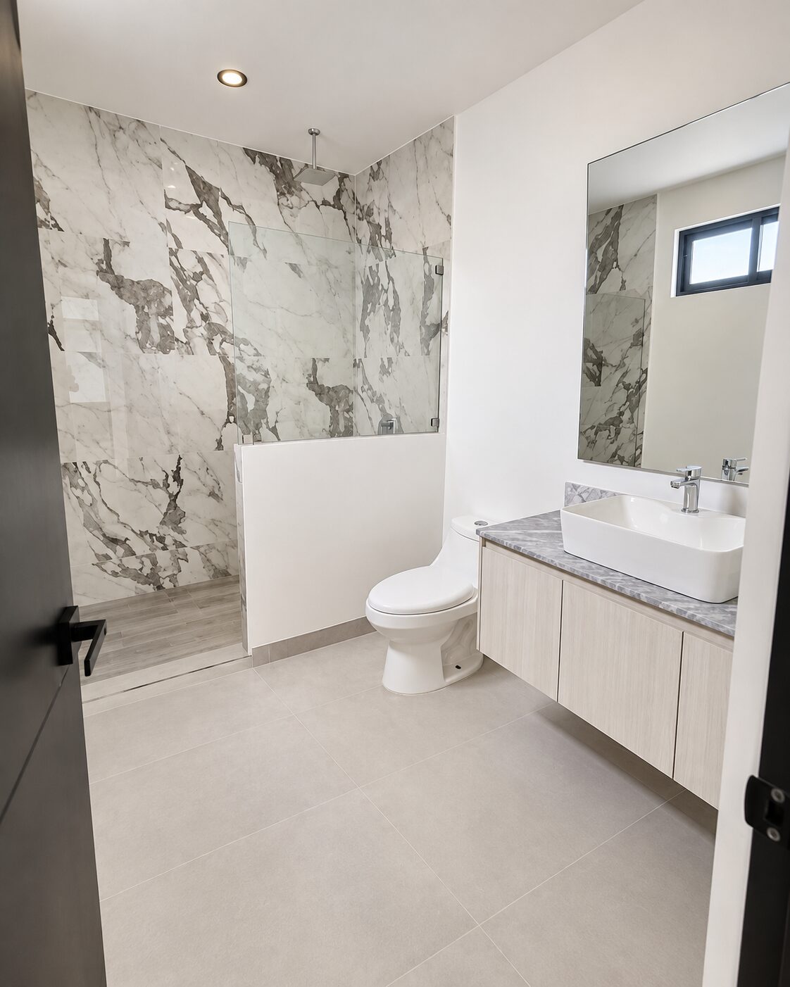 Master bathroom with marble walls and shower · Casa Magna, Mircon Constructora